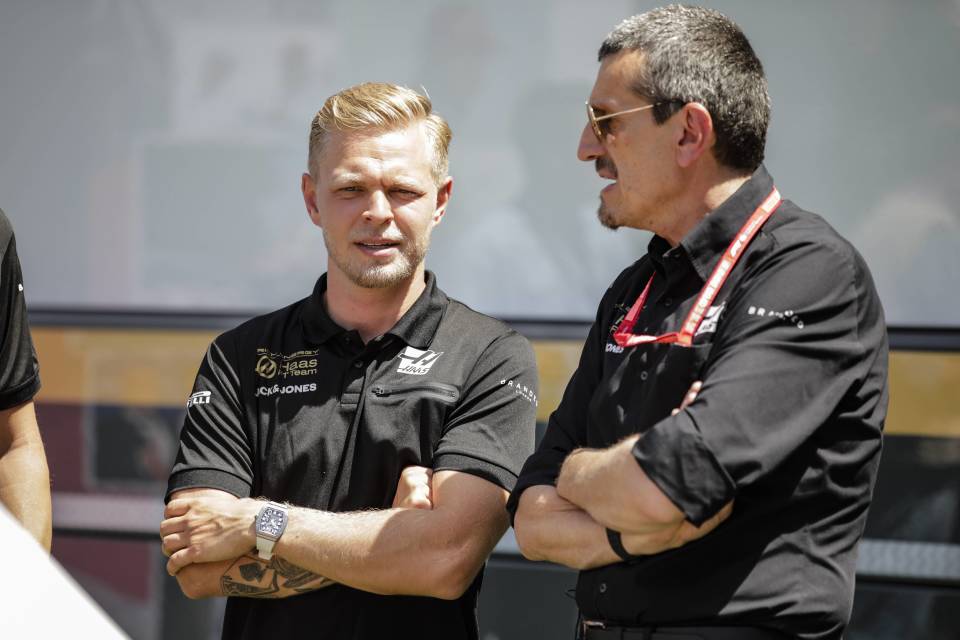 Kevin Magnussen talar med Günther Steiner.