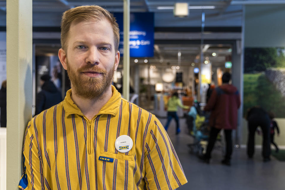 Haaparannan Ikean asiakaspalvelupäällikkö Henrik Eneros Ikean aulassa.