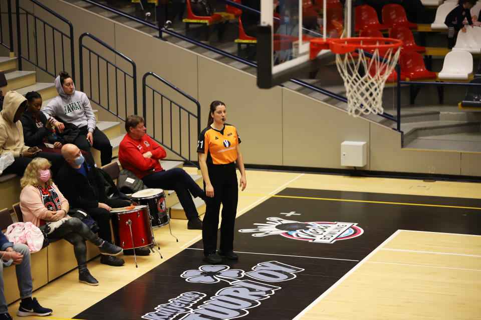 Kouvot – KTP-Basket koripallo-ottelun tuomari Ariadna Chueca Moreno Kouvolan Jatke Areenalla.