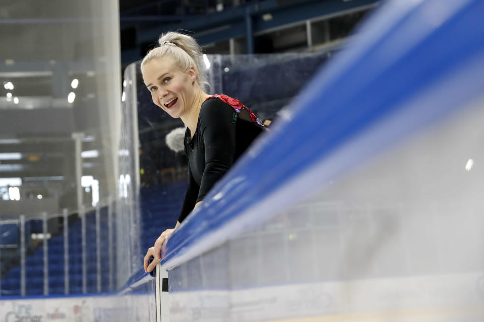 Petra Olli odottaa vuoroaan Espoon areenan kaukalossa.