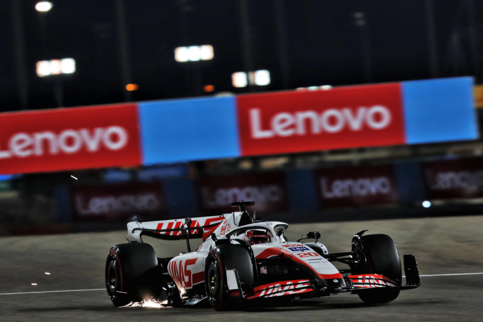 Kevin Magnussen kör i Bahrain.
