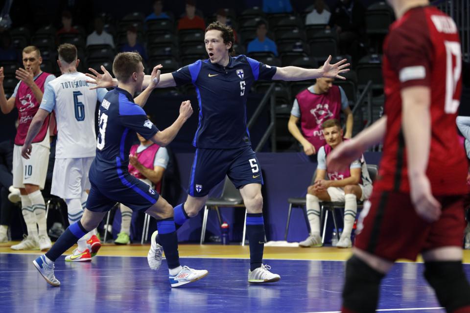 Juhana Jyrkiäinen juhlii maaliaan futsalin EM-kisoissa Slovenian verkkoon 28.1.2022.