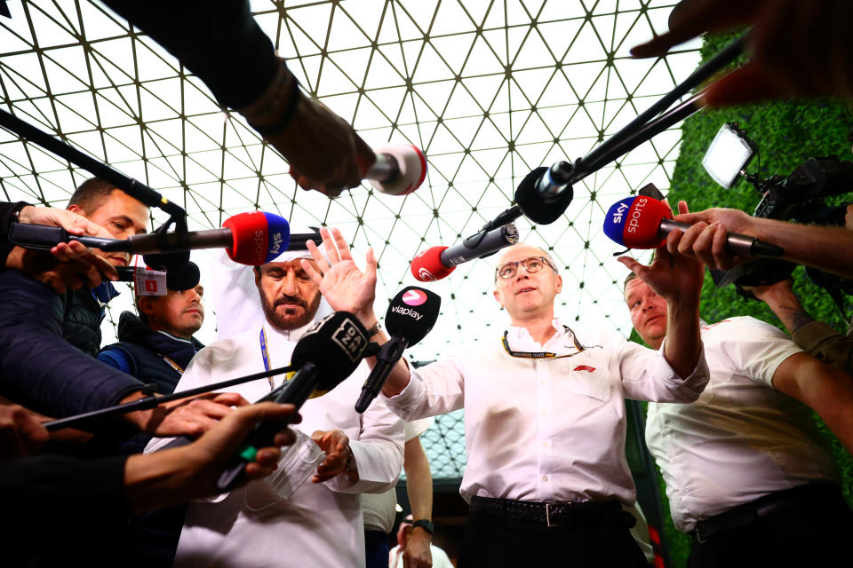 Stefano Domenicali ja Mohammed bin Sulayem Saudi-Arabian GP:ssä puhumassa medialle.