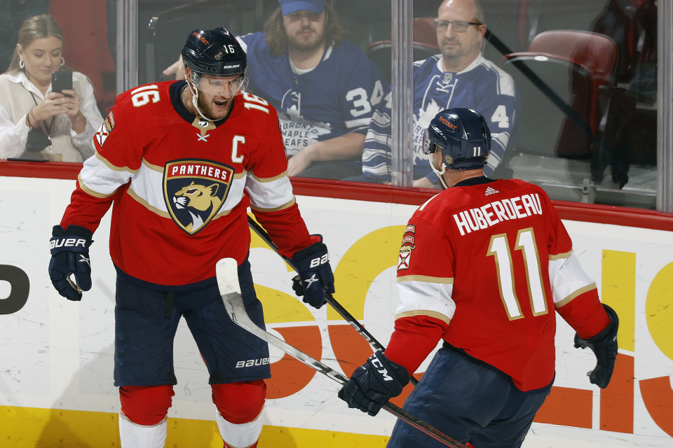 Aleksander Barkov ja Jonathan Huberdeau iloitsevat jatkoajan voittomaalista Toronton verkkoon NHL:ssä 5.4.2022.