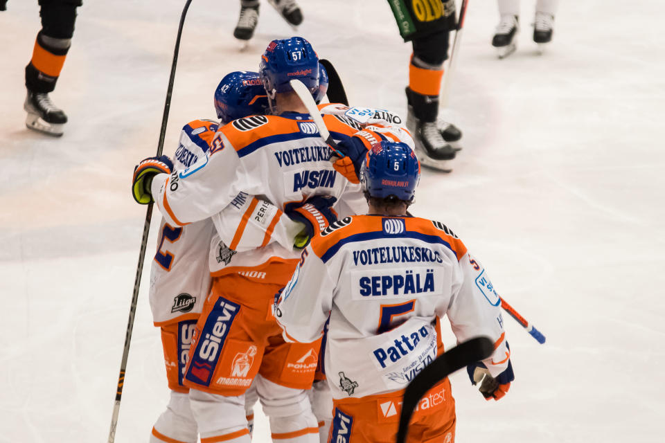 Tappara juhlimassa Brady Austinin maalia.
