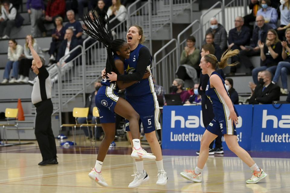Taru Tuukkanen ja Magdalene Agyei iloitsevat joukkueen voitettua pronssia koripallon naisten Korisliigan pronssiottelussa ToPo - HBA-Märsky Helsingissä.