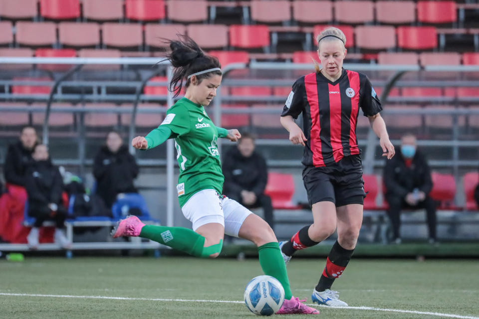 Dani Meller potkaisee palloa.