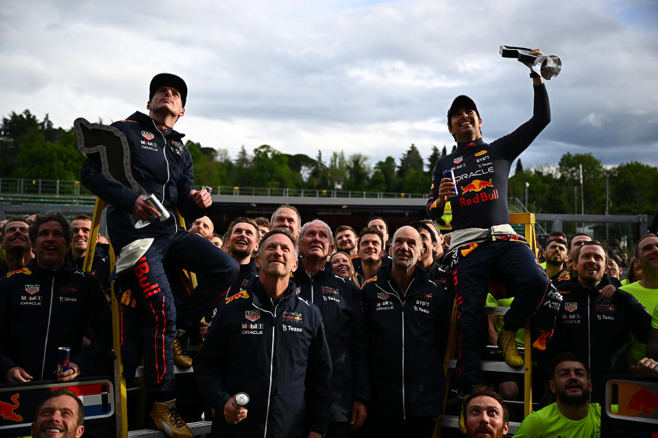 Imolan F1-kisassa 24.4.2022 Red Bullin juhlaa, kun Max Verstappen voitti ja Sergio Perez oli toinen.
