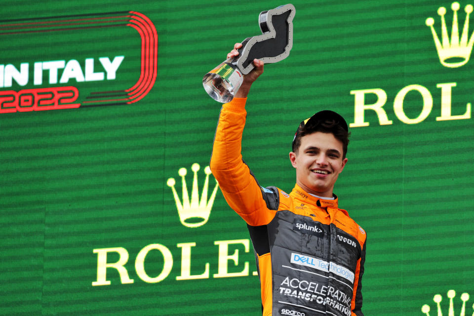 Kolmanneksi sijoittunut Lando Norris tuulettaa palkintopallilla Imolan F1-kisan jälkeen 24.4.2022.