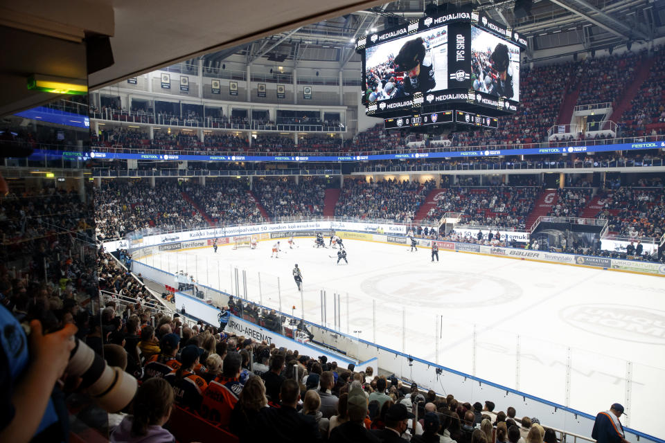 Ottelua seurasi kaikkiaan yli 10 200 katsojaa.