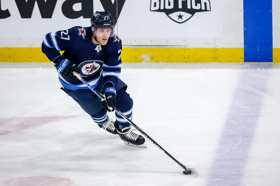 Winnipegin tanskalaishyökkääjä Nikolaj Ehlers kuljettaa kiekkoa.