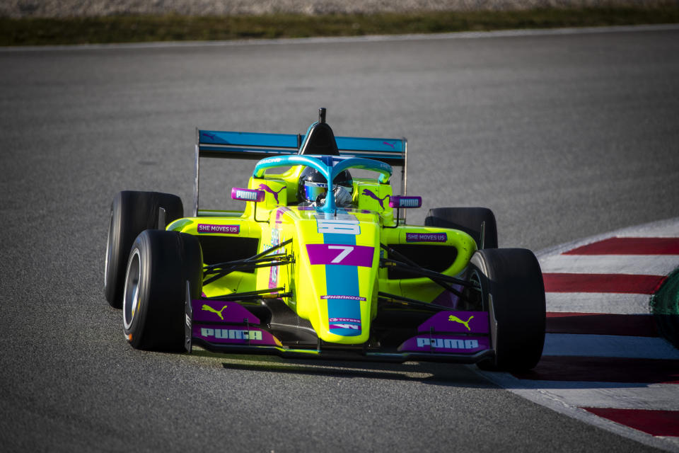 Emma Kimiläinen ajaa formula-autoa testeissä Barcelonassa.