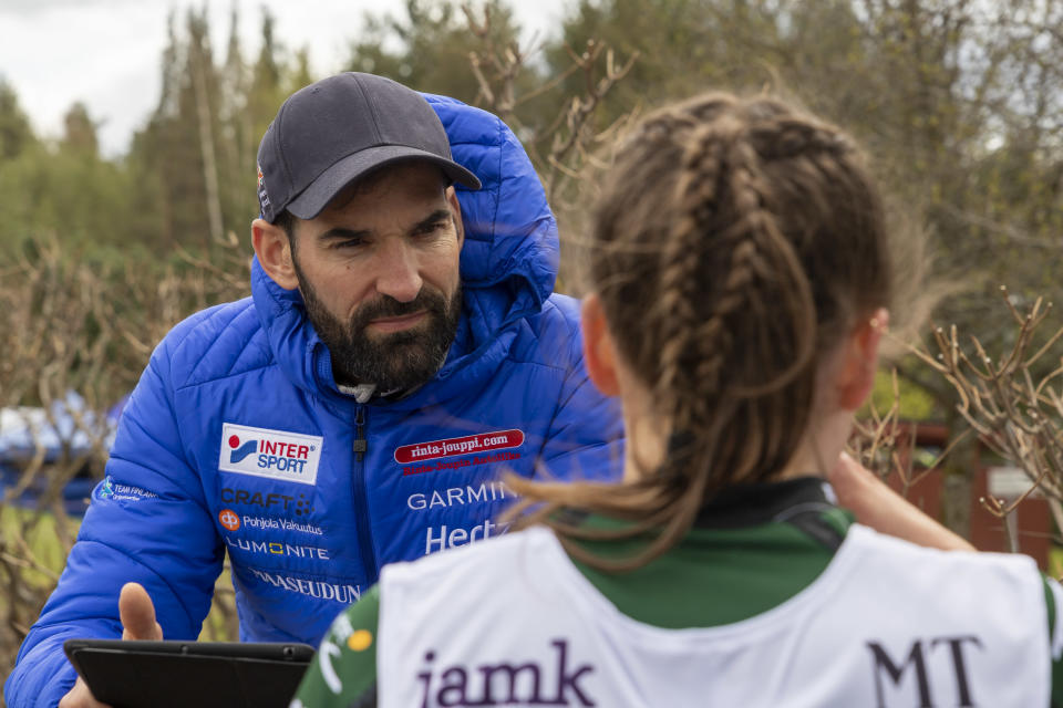 Thierry Gueorgiou juttelee kilpailun kulusta Anne Haatajan kanssa maalialueella.