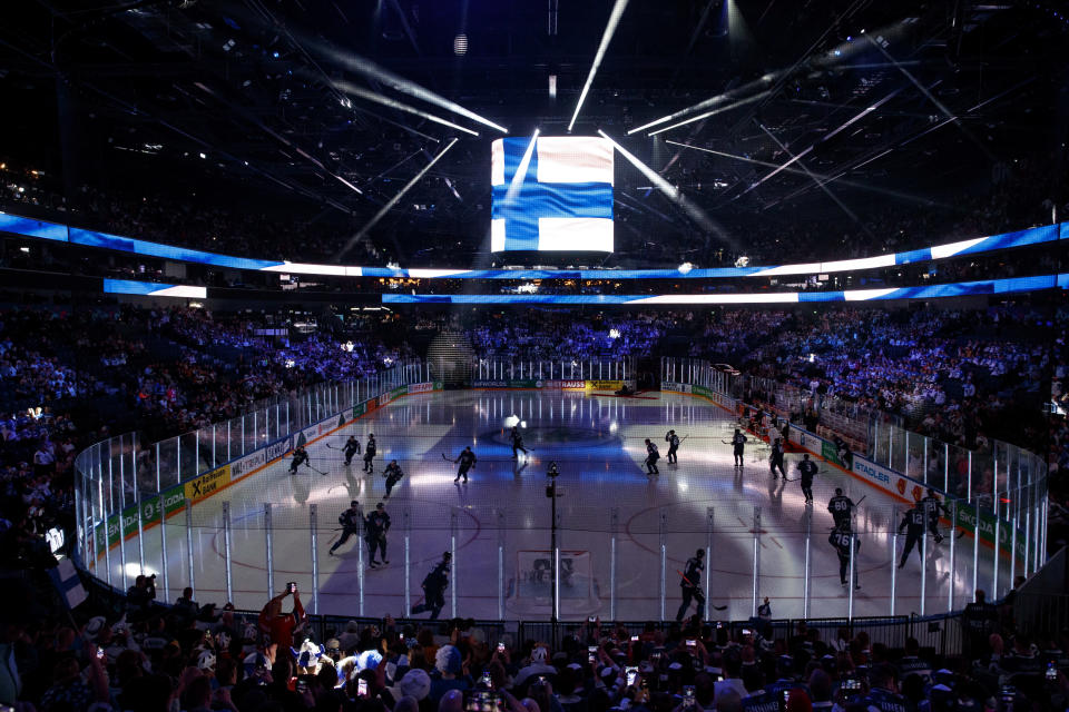 Suomen jääkiekkojoukkue luistelee kaukalossa ennen MM-ottelua Tampereella.