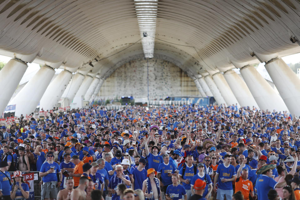 Rangersin fanit valmistautumassa Eurooppa-liigan finaaliin Sevillassa.