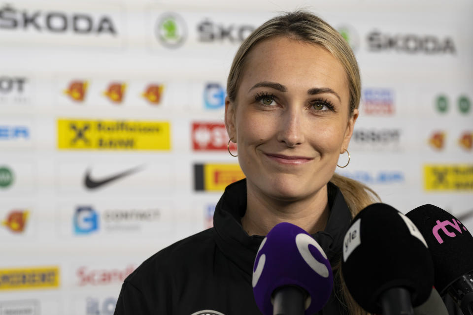 Saksan miesten maajoukkueen apuvalmentaja Jessica Campbell median edessä jääkiekon MM-kisoissa toukokuussa 2022.