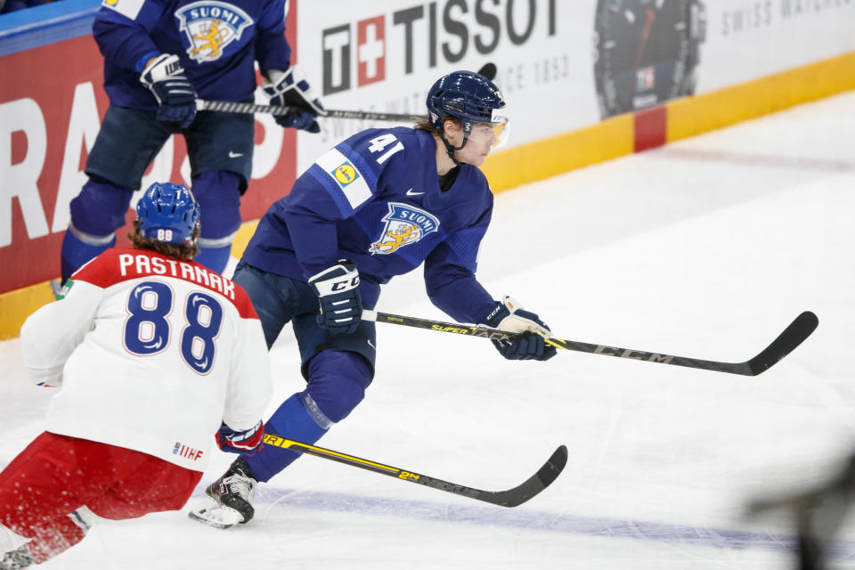 David Pastrnak ja Miro Heiskanen jäällä.
