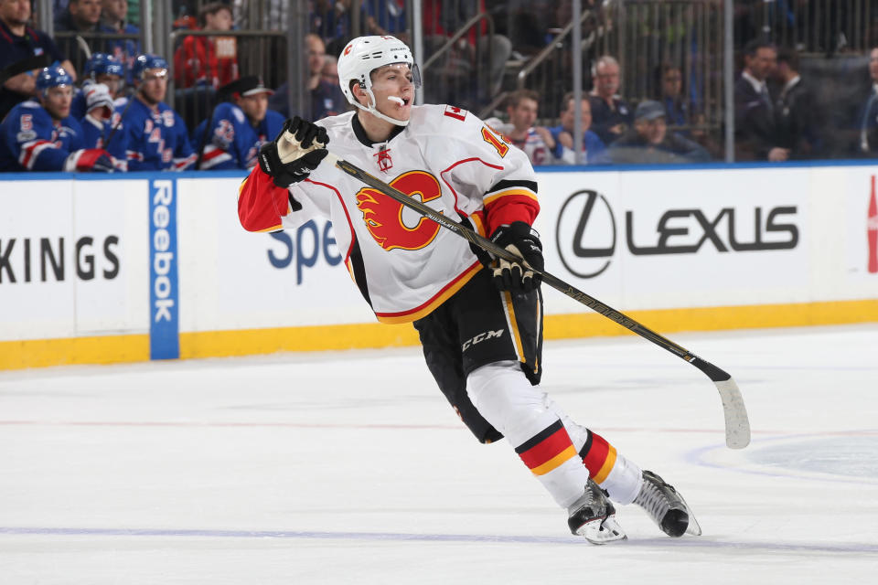 Matthew Tkachuk luistelee jäällä.