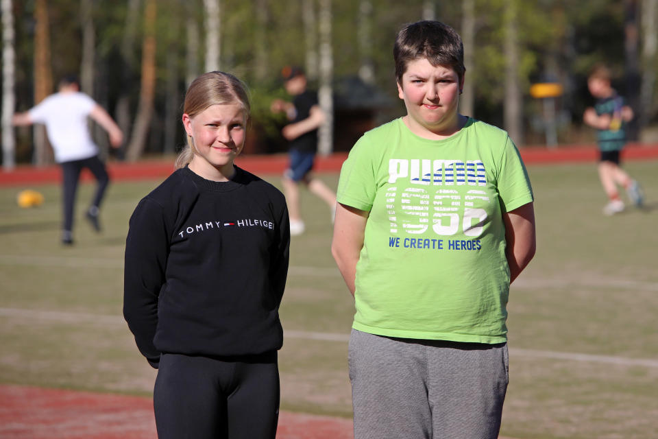 Kimpisen koulun kuudesluokkalaiset Ella Räisänen ja Santeri Keituri Tanhuvaaran urheiluopistolla.