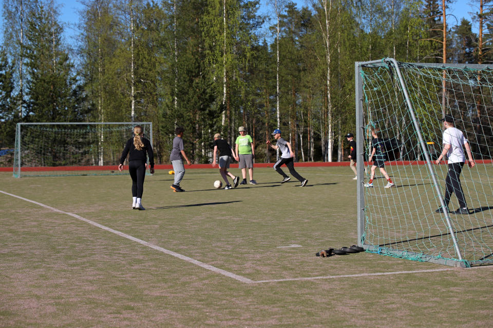 Leirikoulussa olevat Kimpisen koulun kuudesluokkalaiset pelaavat jalkapalloa Tanhuvaaran urheiluopistolla.