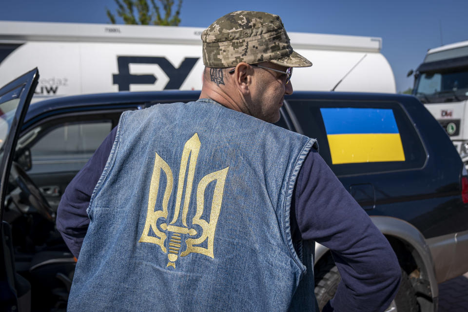 Ukrainalainen vapaaehtoinen mies Puolan vastaisella rajalla.