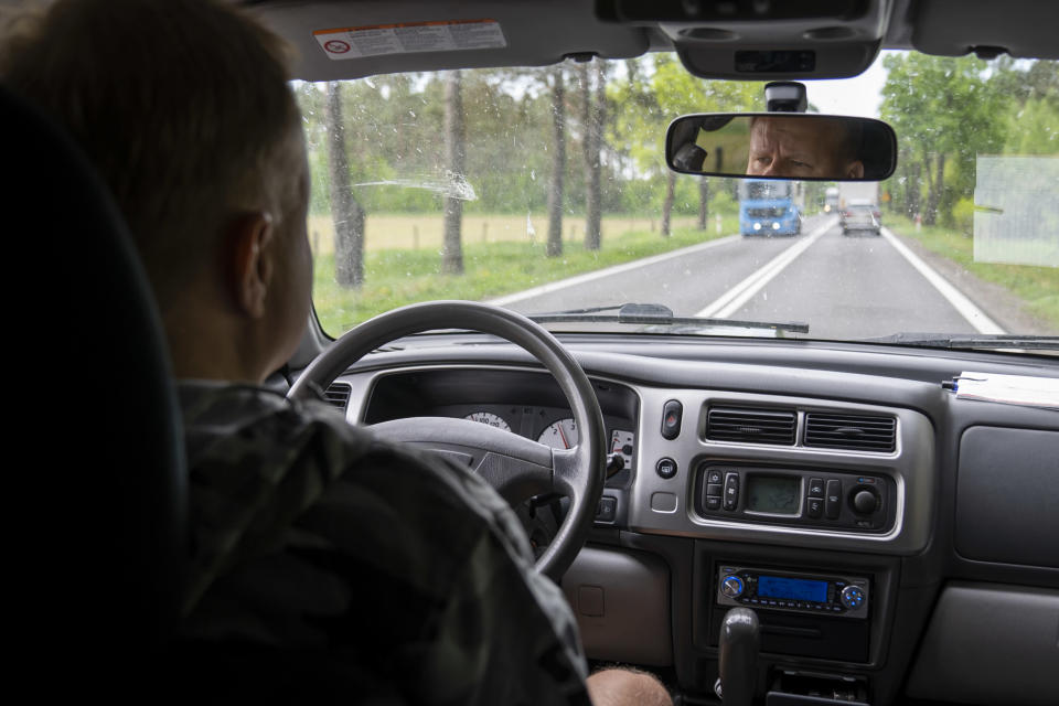 Mies ajaa autoa.