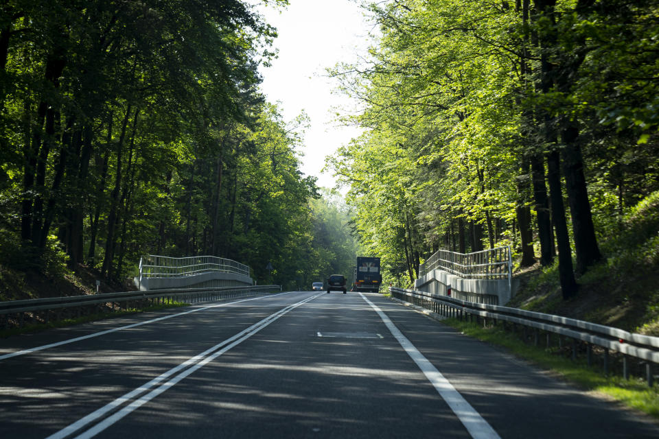 Autot ajavat Puolassa kohti Ukrainan rajaa.