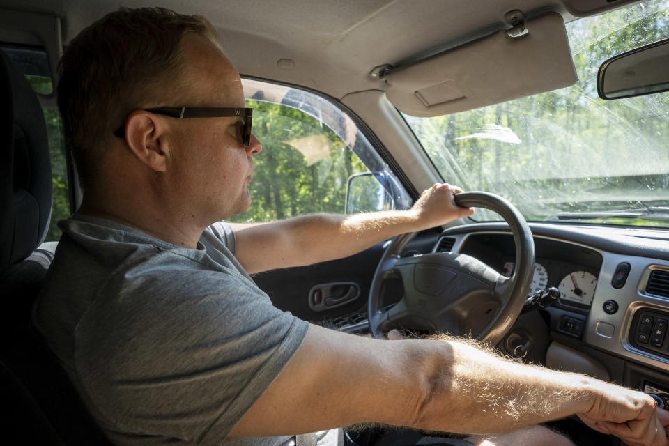 Vapaaehtoinen suomalainen mies ajaa autolla kohti Ukrainaa.