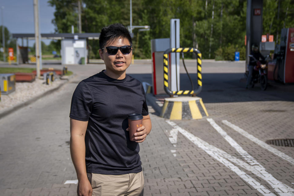 Vapaaehtoinen amerikkalainen mies huoltoasemalla Puolassa.