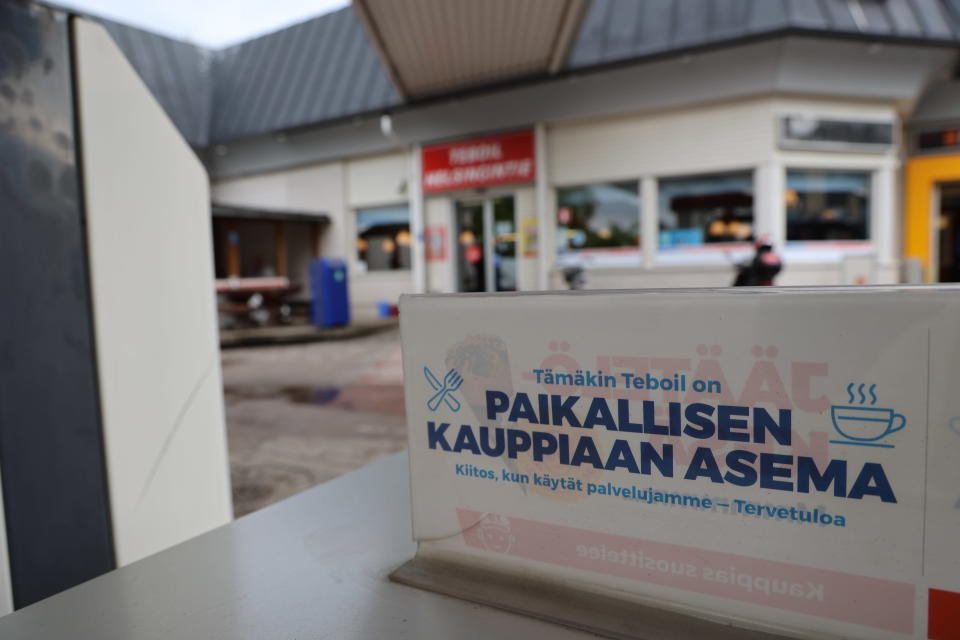 Paikallisen kauppiaan asema-kyltti.