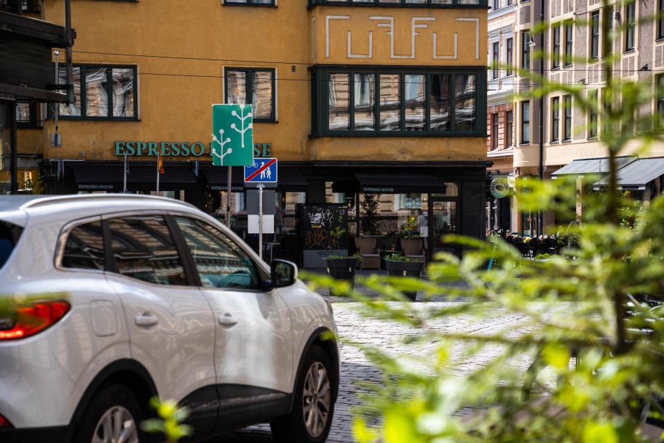 Pienellä Roobertinkadulla Helsingissä on kesäkatu, johon on laitettu istutuksia ja penkkejä. Tie on suljettu toisesta päästä, mutta autoilija ajaa jalkakäytävän kautta.