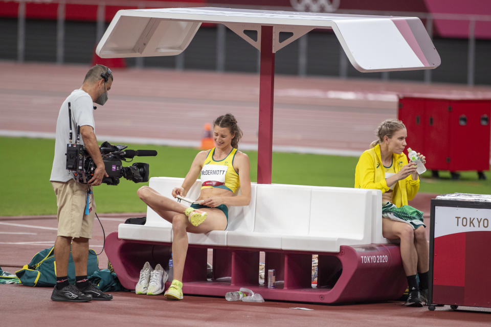 Nicola McDermott Tokion olympialaisissa merkintävihkonsa kanssa.