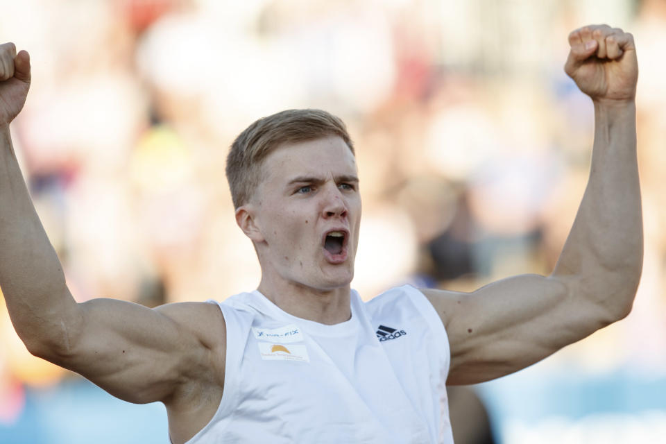 Oliver Helander tuulettaa ennätysheittonsa jälkeen.