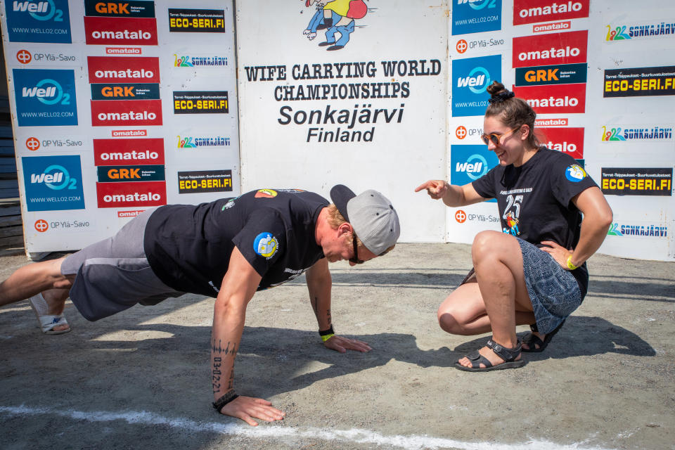 Olli-Pekka Perttu punnertaa ja Sonya Zouiter ohjeistaa häntä.