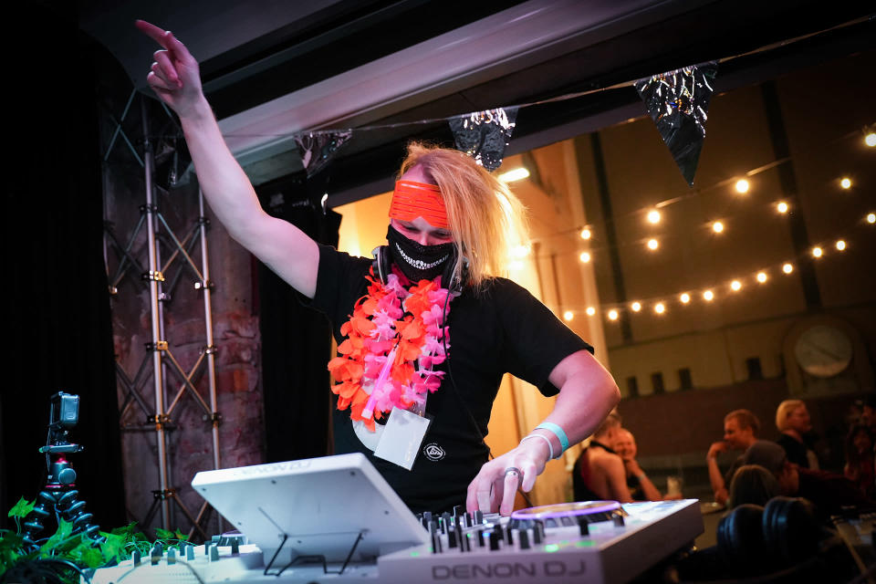 Sami Rämä eli DJ Hexexen esiintyy.