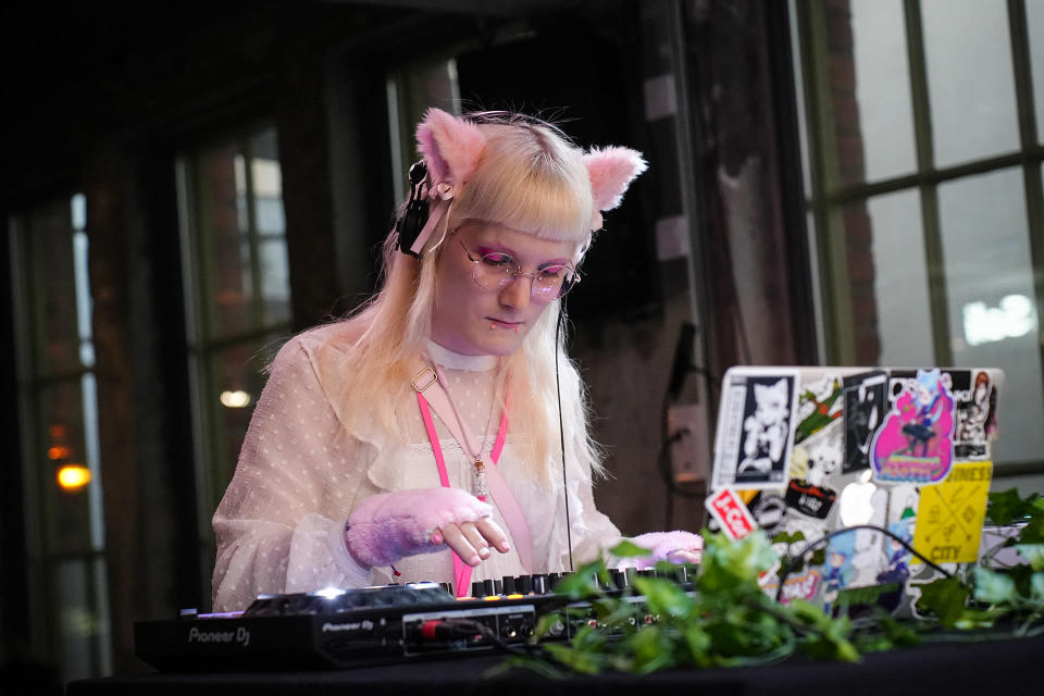 DJ Serica Kitty esiintyy.