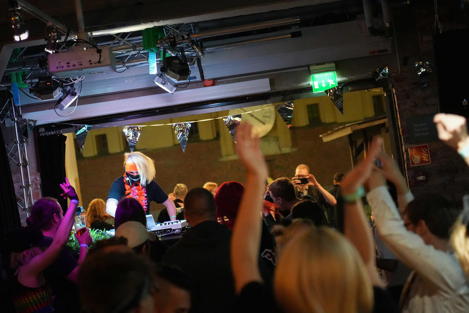 Sami Rämä (DJ Hexexen) soittaa musiikkia.