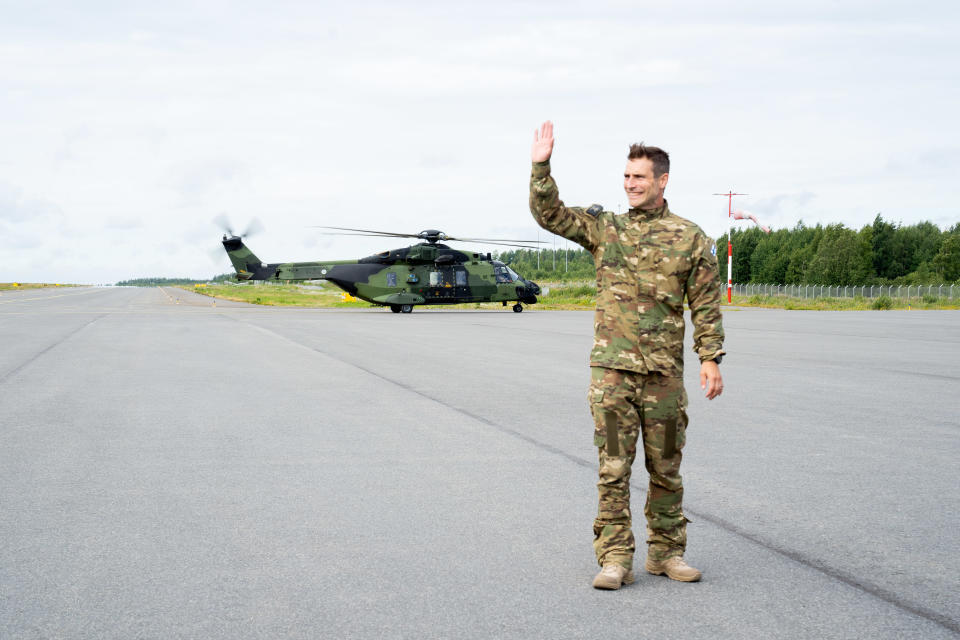 Utin jääkärirykmentin komentaja, everstiluutnantti Jaakko Kauppinen Pirkkalan lentoasemalla.
