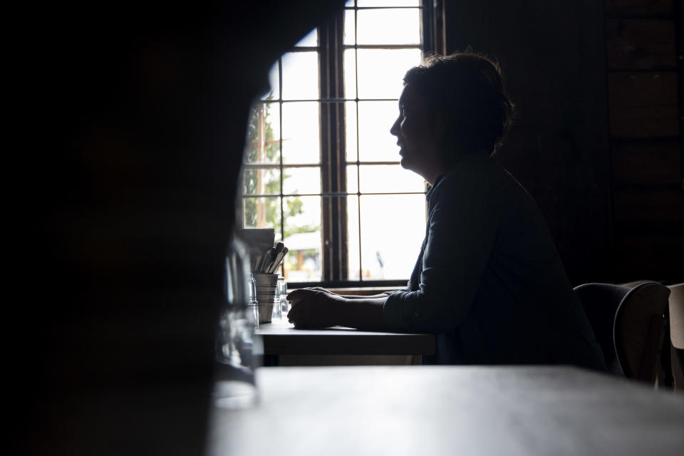 Mirja Kultasaari istuu ravintolassa Kuopiossa.