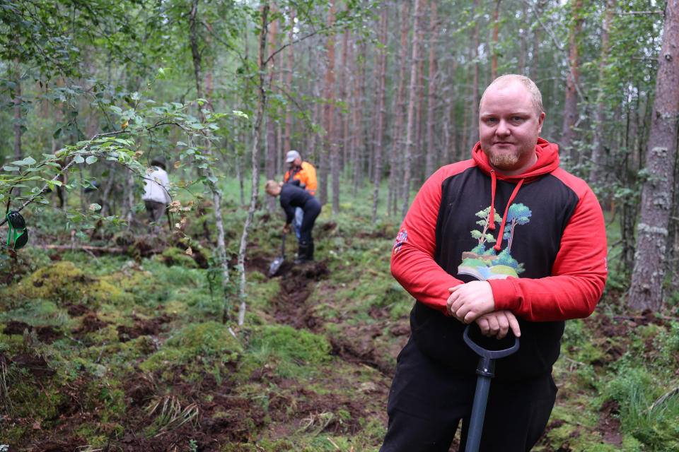 Soiden ennnallistaja Janne Raassina. Taustalla ennallistavaa ryhmää Parkanolaisella suolla.