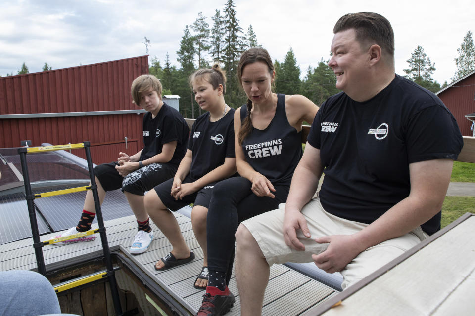 William, Daniel, Sanna-Kaisa ja Turkka Anttonen istuvat linja-auton kattoterassilla.