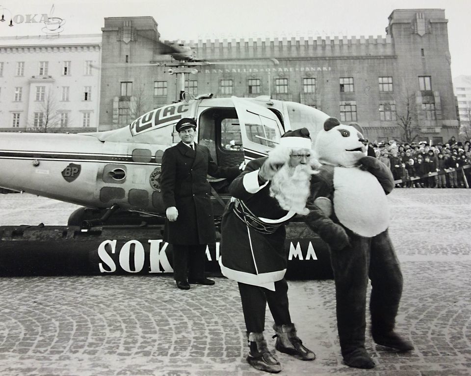 Helikopterilla Lahden torille laskeutunut joulupukki, mahdollisesti vuonna 1958.