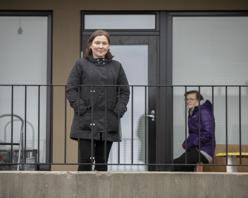 Tarja Vesanen etualalla ja takana Jonanna Smedroos.