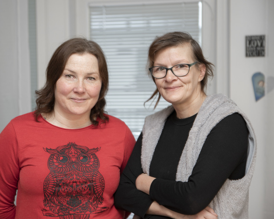 Kuvassa vasemmalla Tarja Vesanen ja oikealla vuokralainen Johanna Smedroos. – Vesanen ja Smedroos ovat nykyään myös ystäviä. Johanna on mun pitkäaikaisin vuokralainen. Olisikohan kuuden vuoden ajalta. Johanna on ollut yksi parhaimmista olkapäistä. Milloinkaan emme ole sotkeneet vuokrasuhdetta ja ystävyyttä.