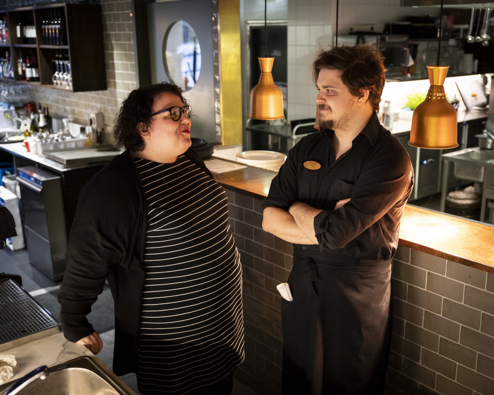 Vasemmalla Tiina Huopana keskustelee oikealla seisovalle Mikko Lassilalle.
