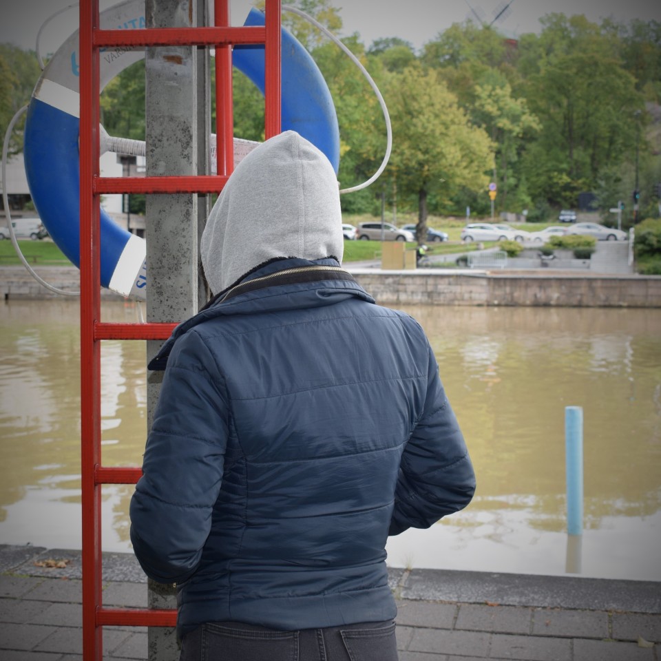 Anonyymi nuori ja pelastusrengas.