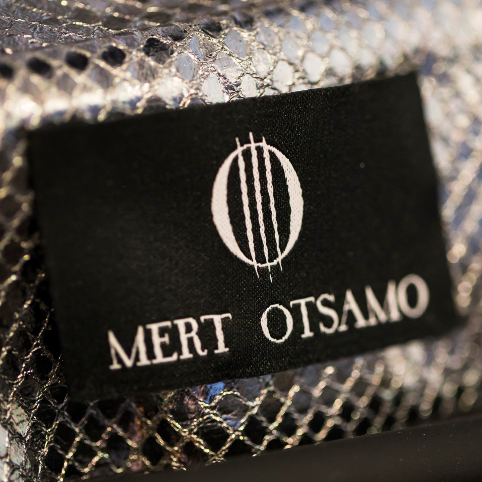 Yksityiskohta Mert Otsamon vaatteesta.