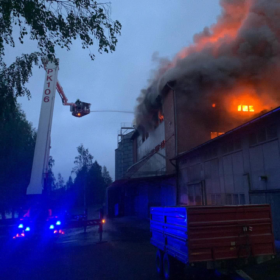 Liperin Mylly liekeissä aamyöllä Pohjois-Karjalan Liperissä 5. kesäkuuta.