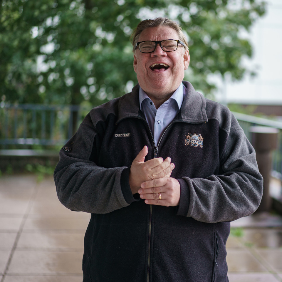 Timo Soini nauraa henkilökuvassa.