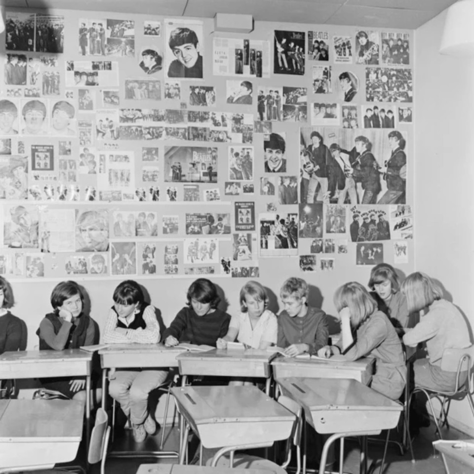 Koululuokka ja Beatles-julisteita.
